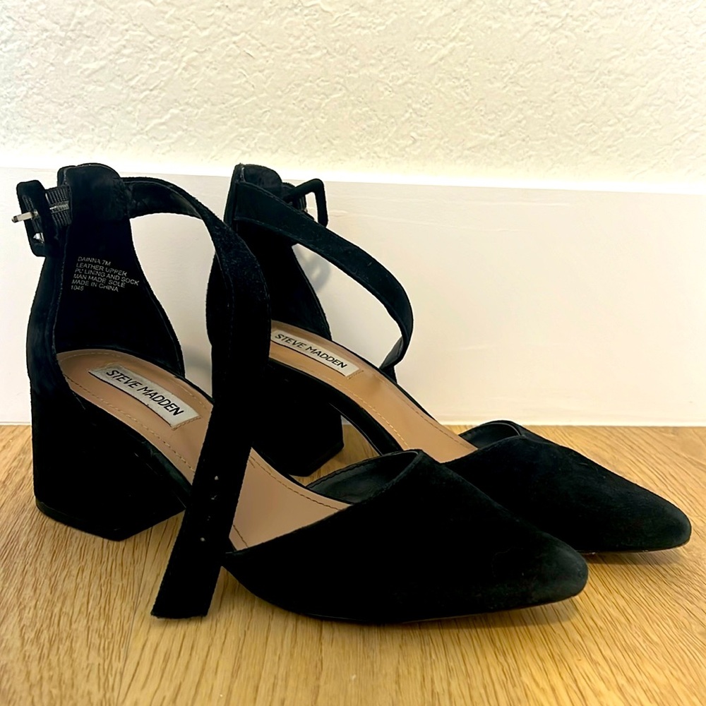 Steve Madden. Suede pointed toe low heel pumps. Black. Size 7. Dainna style